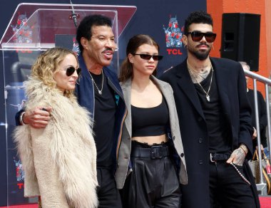 Lionel Richie, Sofia Richie, Miles Richie ve Nicole Richie Lionel Richie el ve ayak izi törenle Tcl Çin Tiyatrosu Hollywood, ABD 7 Mart 2018 düzenlenen.