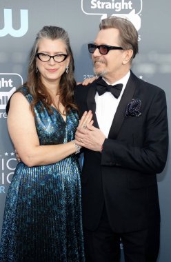 Gary Oldman ve Gisele Schmidt adlı 23 yıllık Critics'Choice Awards Santa Monica, ABD Barker hangarda 11 Ocak 2018 düzenlenen.