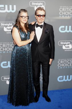 Gary Oldman ve Gisele Schmidt adlı 23 yıllık Critics'Choice Awards Santa Monica, ABD Barker hangarda 11 Ocak 2018 düzenlenen.