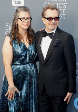 Gary Oldman ve Gisele Schmidt adlı 23 yıllık Critics'Choice Awards Santa Monica, ABD Barker hangarda 11 Ocak 2018 düzenlenen.