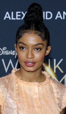 aktris Yara Shahidi, Los Angeles premiere in 'Hollywood, ABD El Capitan Tiyatrosu'nda düzenlenen 26 Şubat 2018 üzerinde zaman içinde A kırışıklık'.