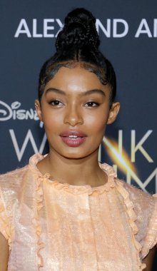 aktris Yara Shahidi, Los Angeles premiere in 'Hollywood, ABD El Capitan Tiyatrosu'nda düzenlenen 26 Şubat 2018 üzerinde zaman içinde A kırışıklık'.