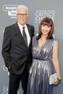 aktörleri Mary Steenburgen ve Ted Danson 23 yıllık Critics'Choice Awards Santa Monica, ABD Barker hangarda 11 Ocak 2018 düzenlenen.