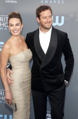 aktörleri Elizabeth Odalar ve Armie Hammer 23 yıllık Critics'Choice Awards Santa Monica, ABD Barker hangarda 11 Ocak 2018 düzenlenen.