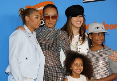 Mel B, Madison Brown Belafonte, melek Iris Murphy Brown ve Phoenix Chi Gulzar, Nickelodeon'ın 2018 Kids'Choice Awards Forum Inglewood, ABD'de 24 Mart 2018 düzenlenen.