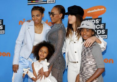 Mel B, Madison Brown Belafonte, melek Iris Murphy Brown ve Phoenix Chi Gulzar, Nickelodeon'ın 2018 Kids'Choice Awards Forum Inglewood, ABD'de 24 Mart 2018 düzenlenen.