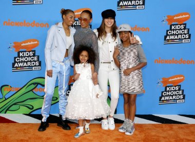 Mel B, Madison Brown Belafonte, melek Iris Murphy Brown ve Phoenix Chi Gulzar, Nickelodeon'ın 2018 Kids'Choice Awards Forum Inglewood, ABD'de 24 Mart 2018 düzenlenen.