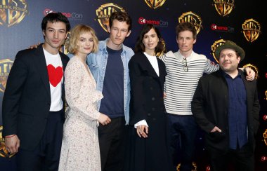 Ezra Miller, Alison Sudol, Callum Turner, Katherine Waterston, Eddie Redmayne ve Dan Fogler