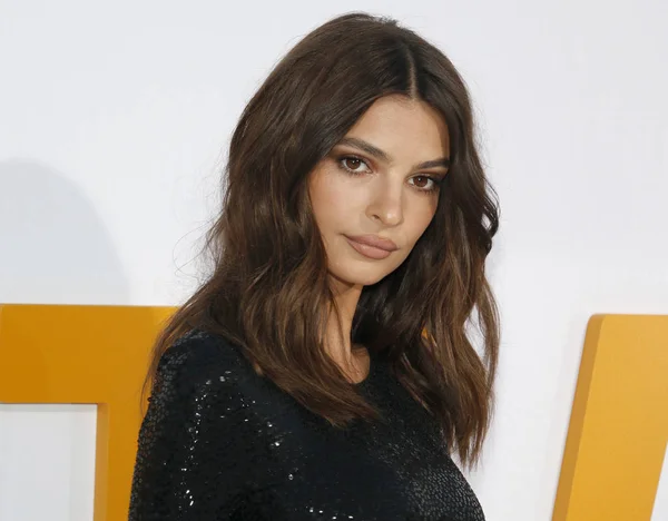 Modèle Emily Ratajkowski Première Los Angeles Feel Pretty Tenue Regency — Photo