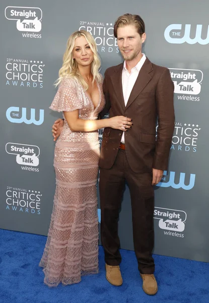 Atores Kaley Cuoco Karl Cook 23Rd Annual Critics Choice Awards — Fotografia de Stock