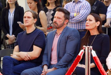 Ben Affleck, Jason Mewes ve Jennifer Schwalbach Smith, Kevin Smith ve Jason Mewes 'in el ve ayak izi seremonisinde 14 Ekim 2019' da Hollywood 'daki Tcl Çin Tiyatrosu' nda gerçekleştirildi..