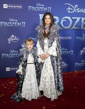 Selena Gomez ve Gracie Teefey