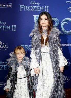 Selena Gomez ve Gracie Teefey