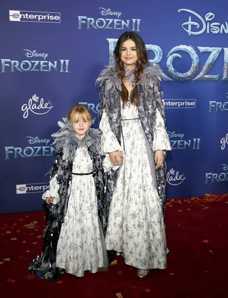 Selena Gomez ve Gracie Teefey — Stok fotoğraf