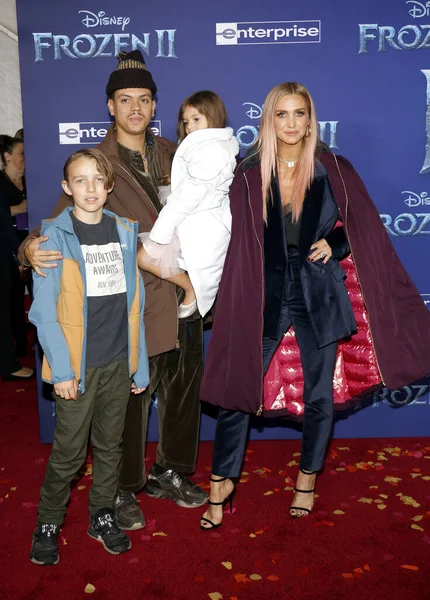 Bronx Wentz, Evan Ross, Ashlee Simpson, Jagger Snow Ross — Stockfoto