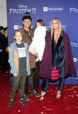 Bronx Wentz, Evan Ross, Ashlee Simpson ve Jagger Snow Ross 7 Kasım 2019 'da Hollywood Dolby Tiyatrosu' nda Disney 's Frozen 2' nin dünya prömiyerinde.