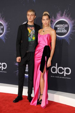 Dua Lipa ve Anwar Hadid