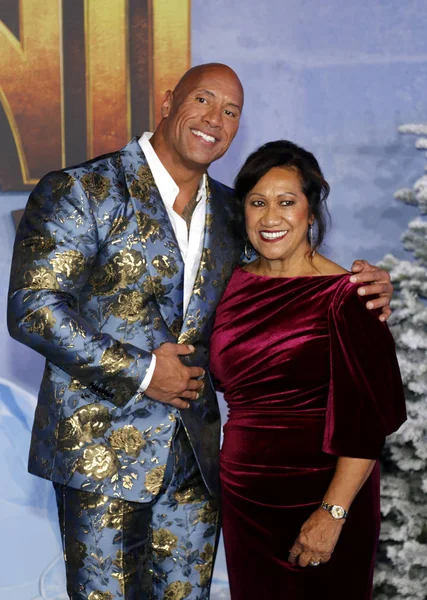 Dwayne Johnson y Ata Johnson — Foto de Stock