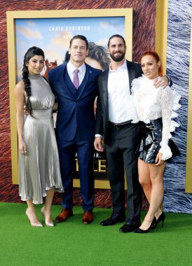 John Cena, Shay Shariatzadeh, Becky Lynch ve Seth Rollins 11 Ocak 2020 'de ABD' nin Westwood kentindeki Regency Village Theatre 'da düzenlenen' Dolittle 'filminin Los Angeles galasında.
