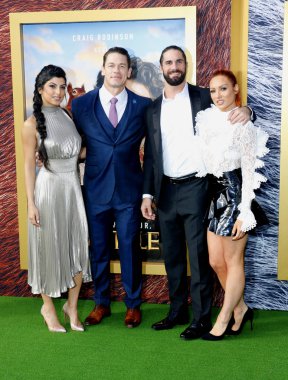 John Cena, Shay Shariatzadeh, Becky Lynch ve Seth Rollins 11 Ocak 2020 'de ABD' nin Westwood kentindeki Regency Village Theatre 'da düzenlenen' Dolittle 'filminin Los Angeles galasında.