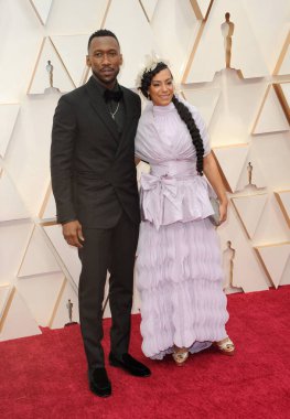 Amatus Sami-Karim ve Mahershala Ali, 9 Şubat 2020 'de Hollywood Dolby Tiyatrosu' nda düzenlenen 92. Akademi Ödülleri 'nde.