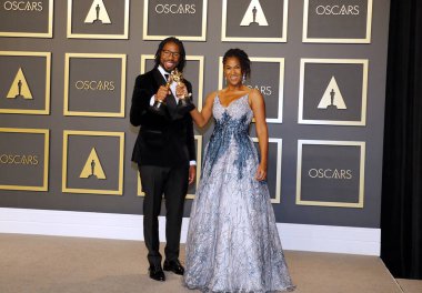 Matthew A. Cherry ve Karen Rupert Toliver, 9 Şubat 2020 tarihinde Hollywood Dolby Tiyatrosu 'nda düzenlenen 92. Akademi Ödülleri Basın Odası' nda..