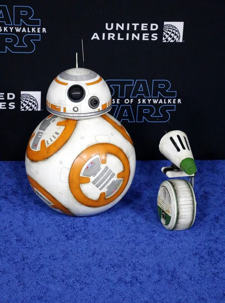 ディズニーの スター ウォーズ スカイウォーカーの台頭 のワールドプレミアでのBb 8とD 12月の16 2019 アメリカのハリウッドのドルビーシアターで開催されました — ストック写真