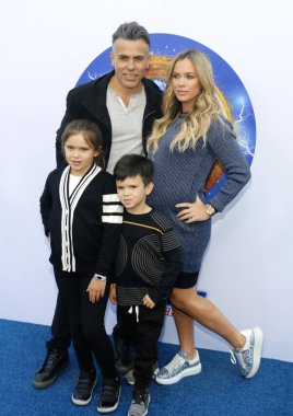 Edwin Arroyave, Teddi Mellencamp, Slate Arroyave ve Cruz Arroyave 25 Ocak 2020 'de Los Angeles' ta Paramount Theatre 'da düzenlenen' Sonic the Hedgehog 'galasında.