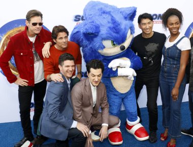 Haruki Satomi, James Marsden, Ben Schwartz, Jim Carrey, Tika Sumpter, Jeff Fowler ve Toby Ascher 25 Ocak 2020 'de Los Angeles' taki Paramount Theatre 'da düzenlenen' Sonic the Hedgehog 'galasında.