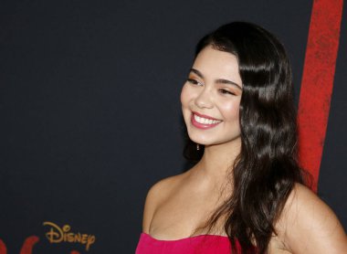 Aktris Auli 'i Cravalho, 9 Mart 2020' de ABD 'nin Hollywood kentindeki Dolby Tiyatrosu' nda düzenlenen Disney 's Mulan' ın dünya prömiyerinde.