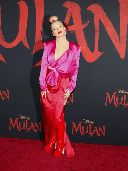 歌手のクリスティーナ アギレラは 2020年3月9日に米国ハリウッドのドルビー シアターで開催されたディズニーの ムーラン の世界初演で — ストック写真