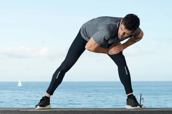 Sportsman stretches dorsal — Stock Photo, Image