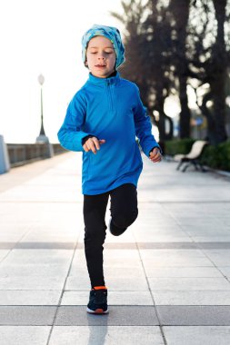 Küçük çocuk koşuyor