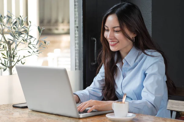 çekici bir kadın laptop yazarken