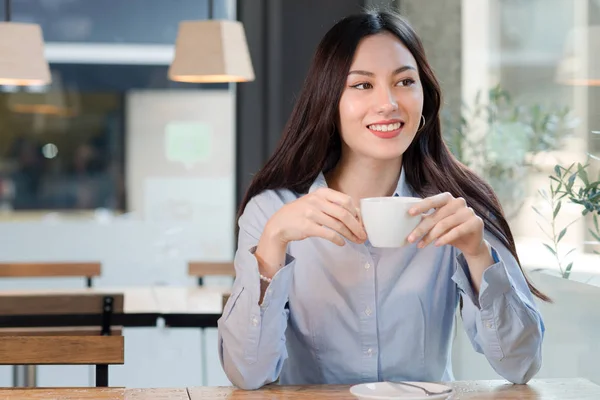 Güzel kadın kahve barda içecekler.