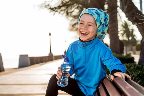 Bambino sportivo con risate d'acqua — Foto Stock