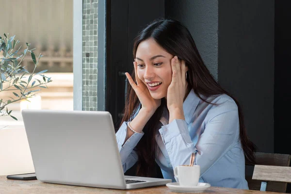 Kadındır bilgisayar ile surprised.space metin için