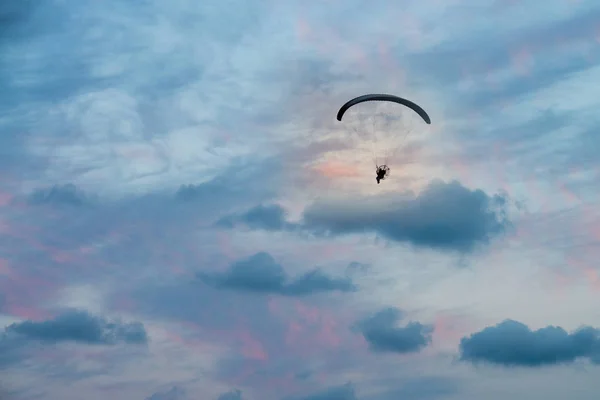 Volo paramotore in cielo orizzontale al tramonto — Foto Stock