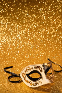 Venedik karnaval maskesi altın parıltılı arkaplan poster forması
