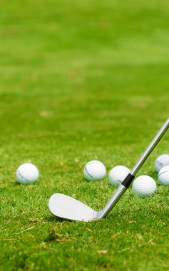 Çimlerde golf sopası ve toplar dikey kopyalama alanı