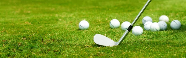 Golf sopası ve toplar çim afiş formatında