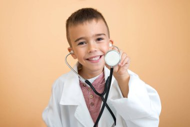 Küçük doktor incelemeye hazır.