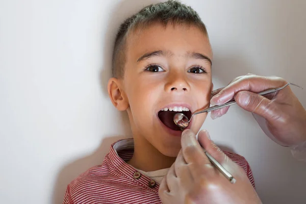 Bambino Guarda Fotocamera Sul Controllo Dentale — Foto Stock