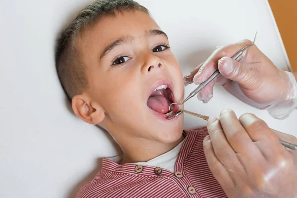 Zahnärztliche Untersuchung Zum Kind Aus Nächster Nähe — Stockfoto