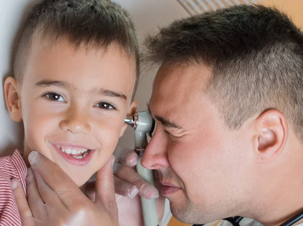 Arzt Untersucht Ohr Von Kind Aus Nächster Nähe — Stockfoto