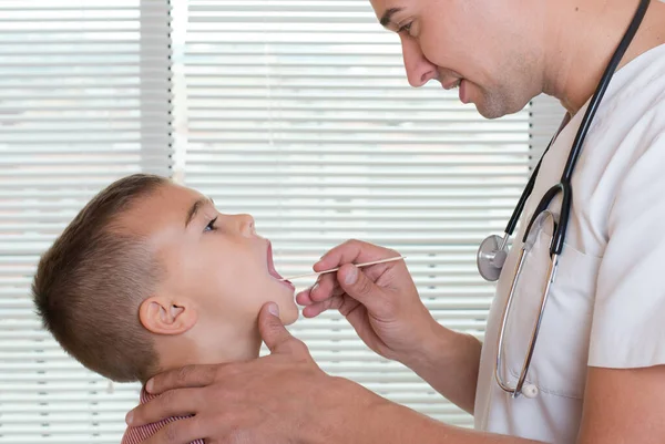 Medico Esamina Angina Bambino — Foto Stock