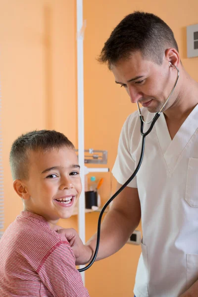 Menino Sorri Exame Médico — Fotografia de Stock