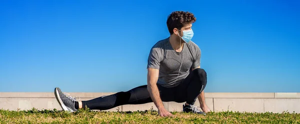 Αθλητής Κάνει Διατάσεις Μυών Υγιεινή Μάσκα Προσώπου — Φωτογραφία Αρχείου