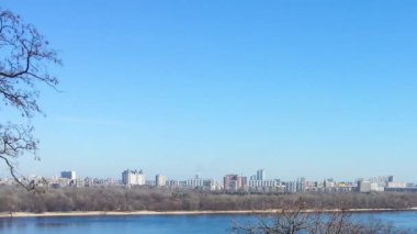 Güzel cityscape görünümü, nehir, çıplak ağaçlar ve mavi gökyüzü