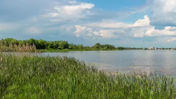 Belle nature, rivière et ciel bleu nuageux 